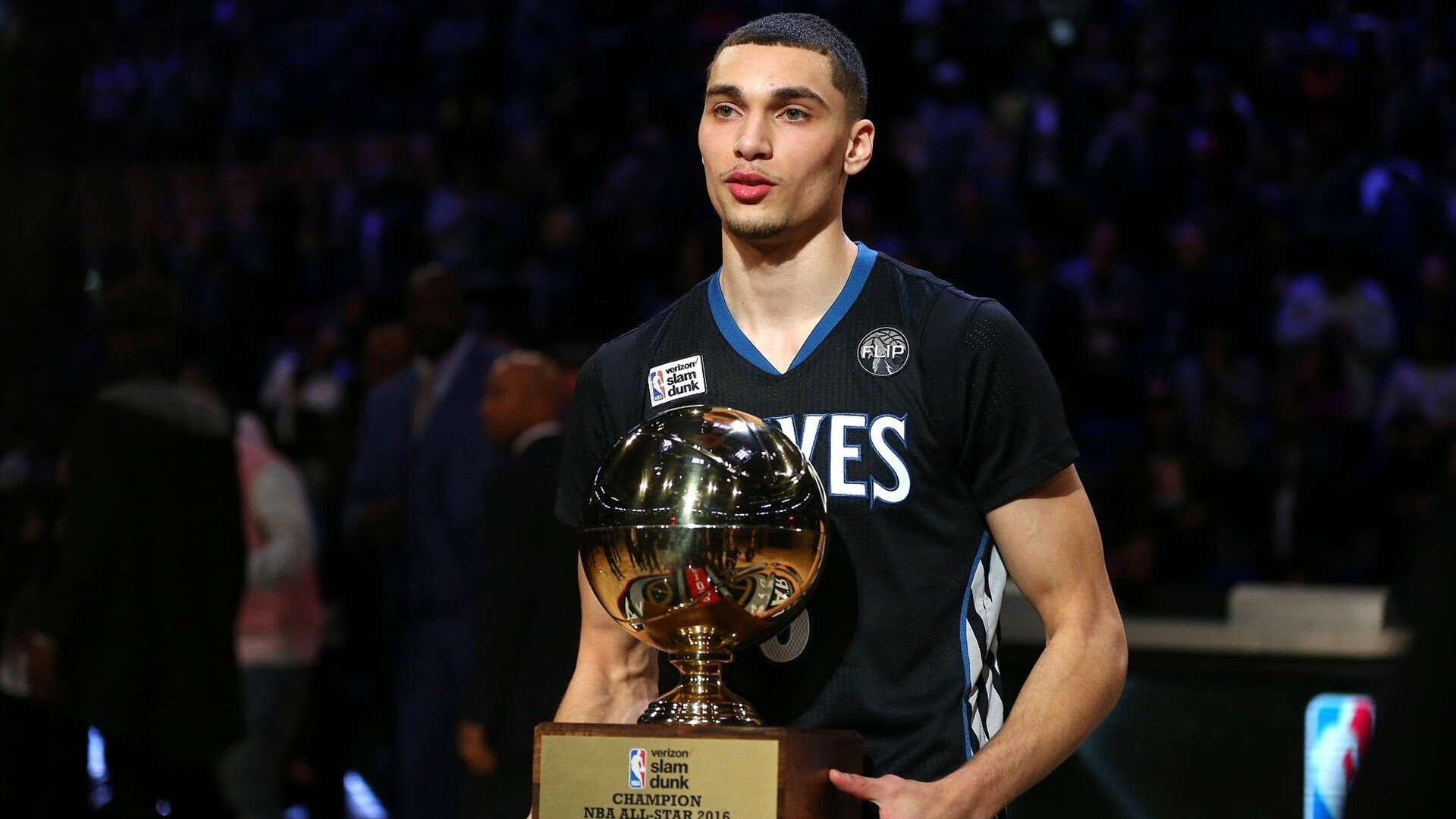 东决关键战之夜，三笘薰的统治艺术